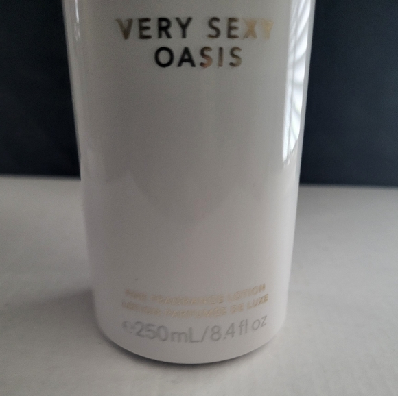 Victoria's Secret Very Sexy Oasis Lotion - Picture 2 of 3